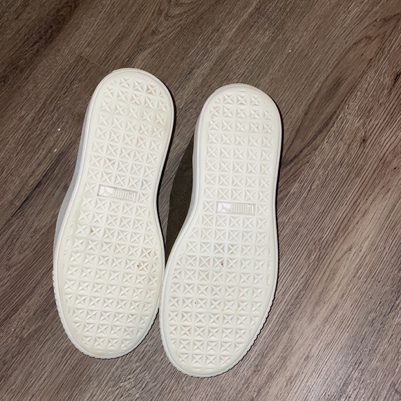 🛑SOLD🛑Suede olive green Pumas - Picture 6 of 6